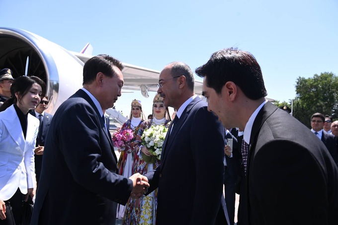 Президент Южной Кореи начал государственный визит в Узбекистан